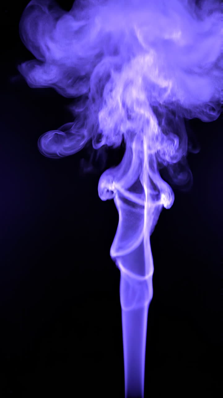Una colonna di fumo viola sale lentamente con volute arricciate e una leggera foschia, su uno sfondo nero cupo, con un colore luminescente.