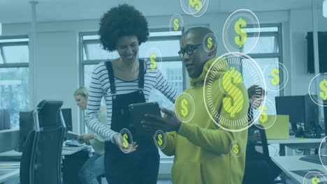 animación del símbolo del dólar en círculos, diversos compañeros de trabajo discutiendo sobre el diseño en la tableta digital