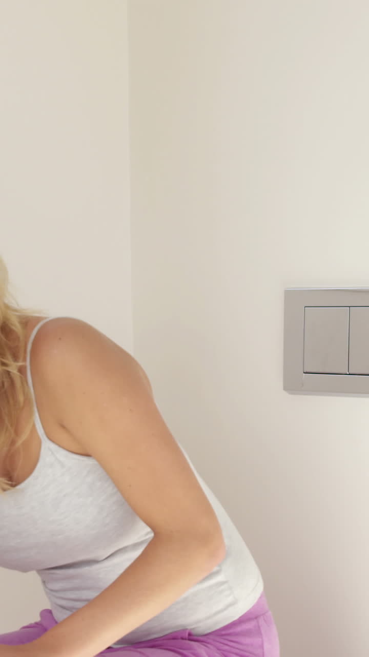 una pareja feliz descubre la prueba de embarazo.