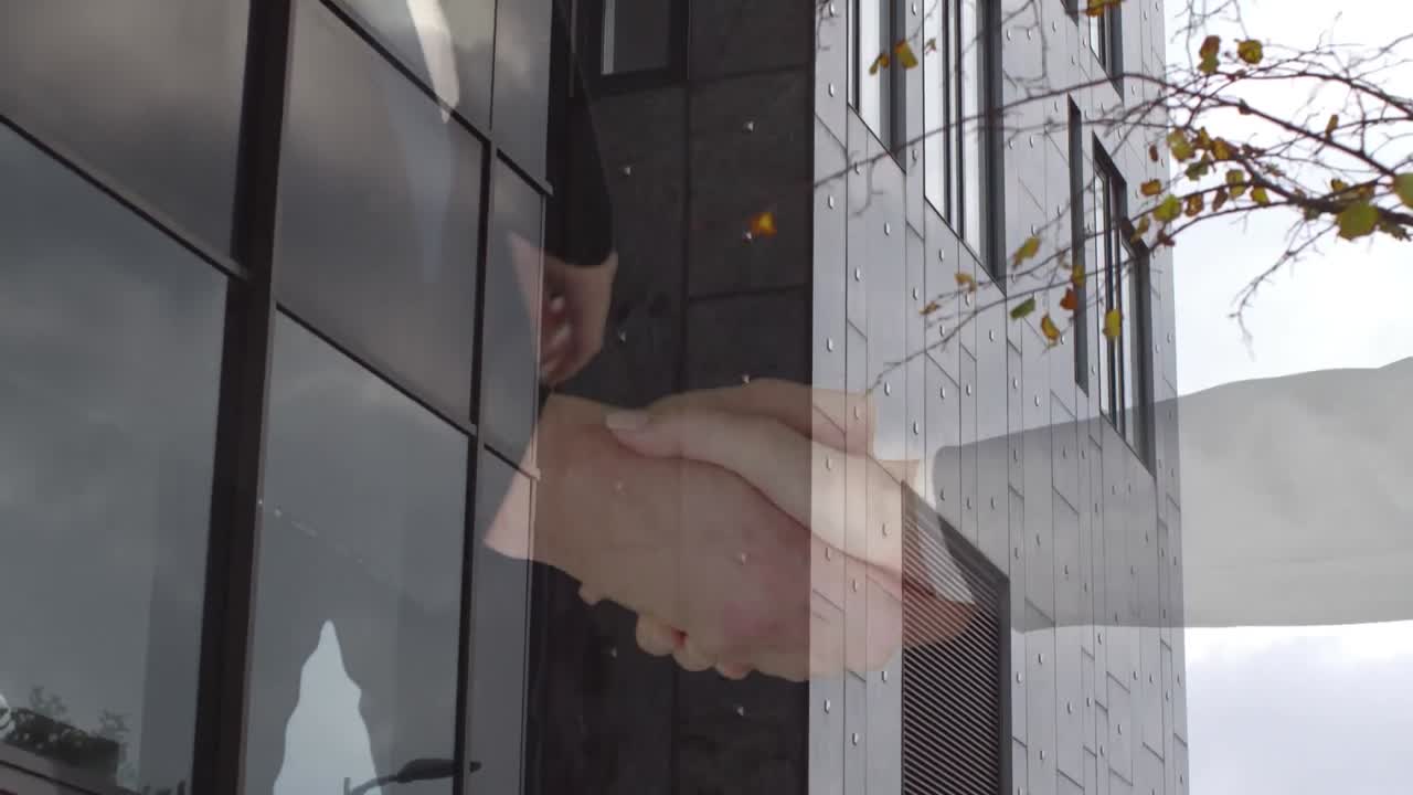 비즈니스맨과 비즈니스맨의 중간 섹션은 배경에 높은 건물에 손을 흔들고 있습니다.