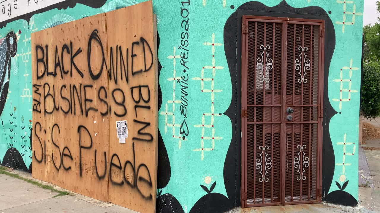 una tienda tapiada en los ángeles se identifica como un negocio propiedad de negros durante disturbios y saqueos vidas negras importan protestas 1
