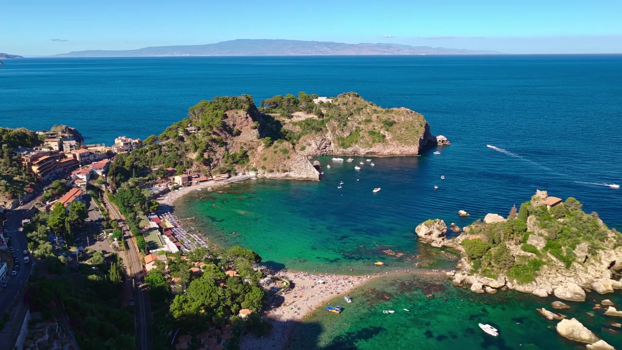 Piccola e panoramica isola di Isola Bella in una baia sul Mar Ionio vicino a Taormina, Sicilia, Italia. Ripresa aerea con drone