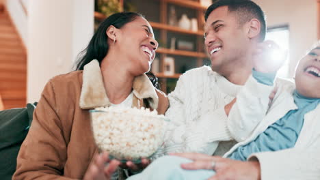 Familie,-Popcorn-Und-Lachen-Auf-Dem-Heimischen-Sofa