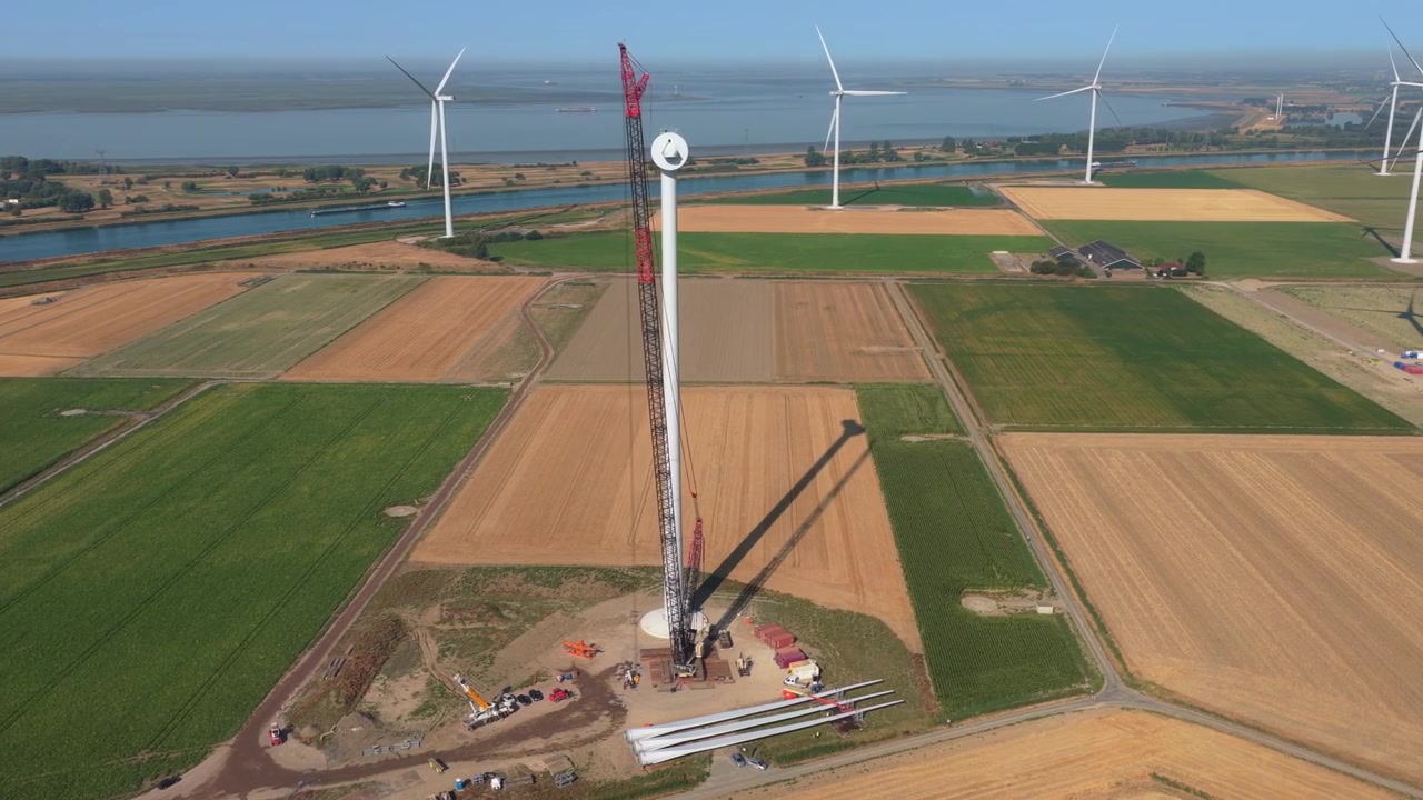 Vista aérea de la construcción de aerogeneradores en un paisaje rural