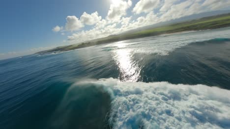 Vídeo-Cinematográfico-En-Movimiento-Rápido-De-Un-Hombre-Joven-Y-Hábil-Surfeando-Una-Ola-Extremadamente-Grande-Y-Alta-Frente-A-La-Costa-De-Hawaii-Durante-Un-Día-Caluroso-Y-Húmedo-En-Pleno-Verano.