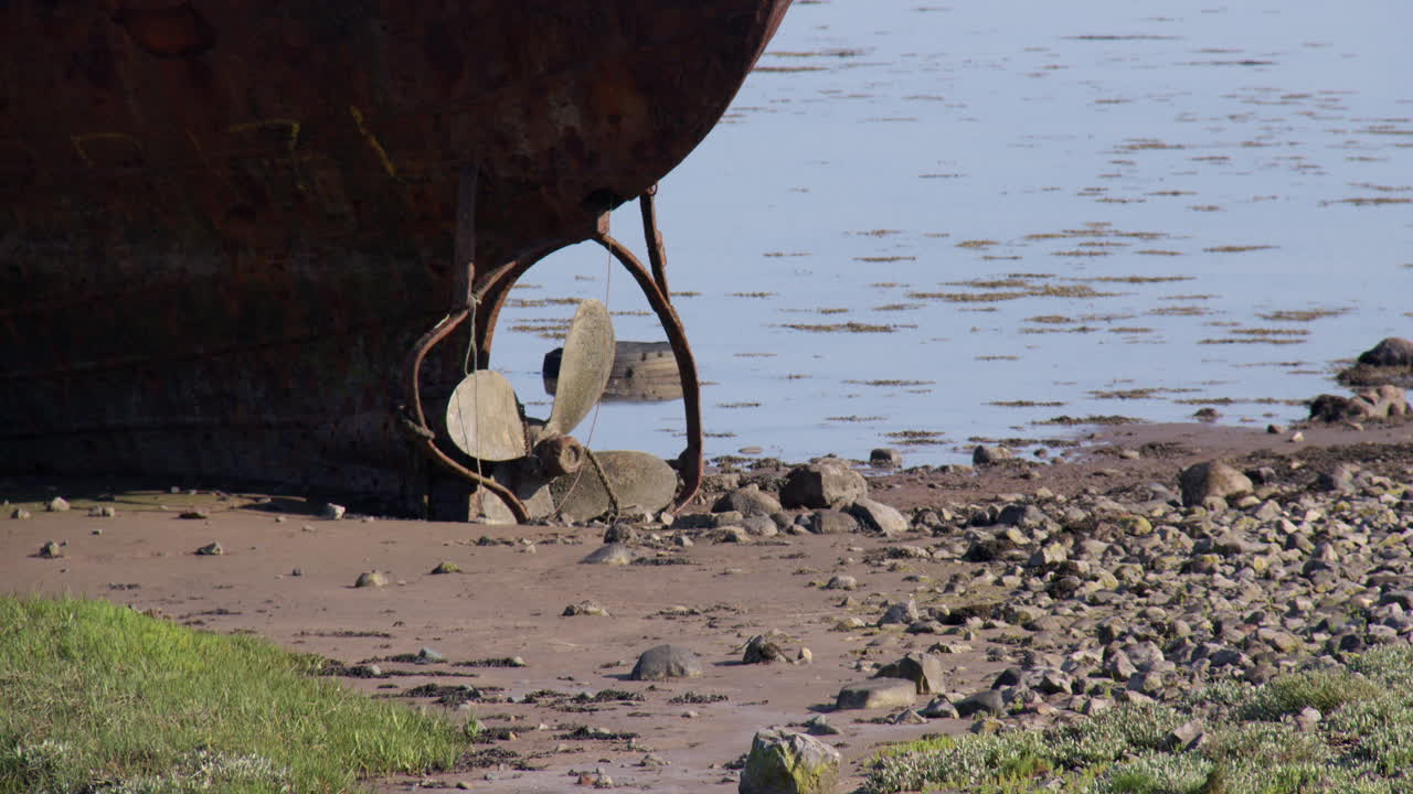 Inquadratura media di un relitto di barca da pesca abbandonata che mostra le eliche a Roa Island, Barrow-in-Furness.
