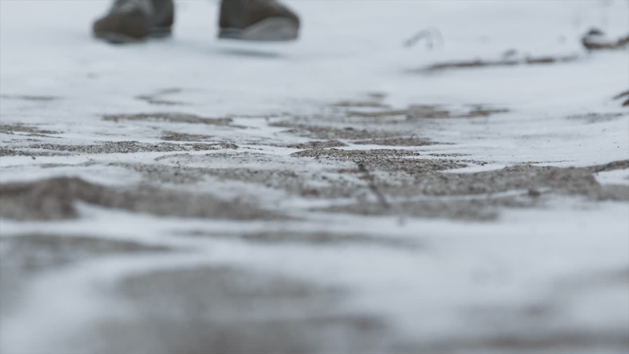 눈 인 땅 을 고 있는 사람