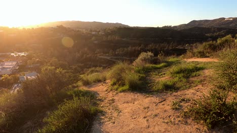 toma panorámica amplia de los ángeles al atardecer visto desde las colinas de hollywood