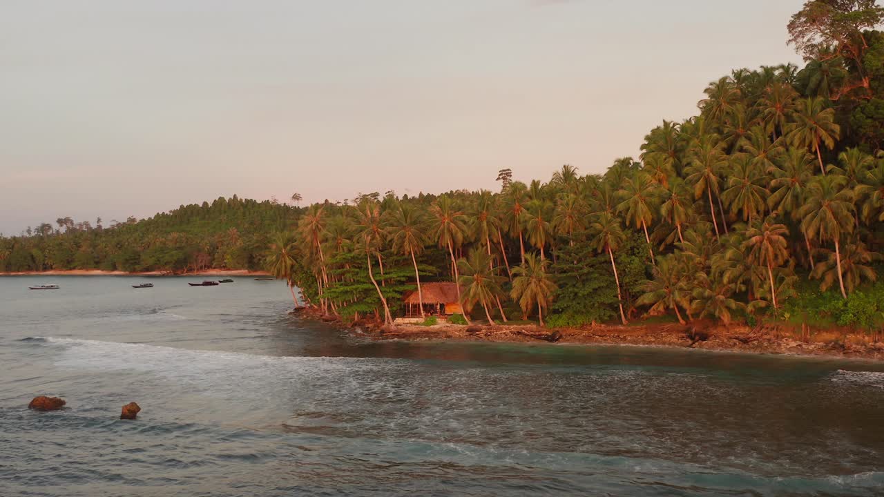 Allontanati da una capanna con una splendida vista sul tramonto alle isole Mentawai