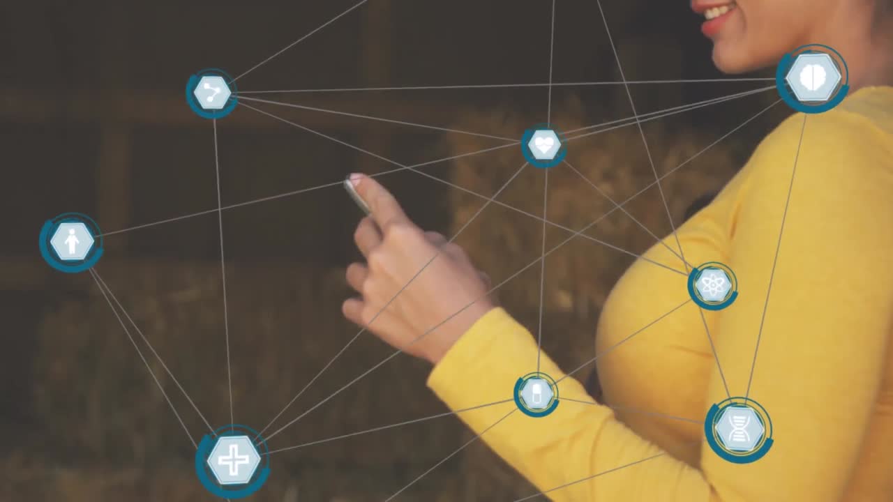 animación de una red de iconos digitales sobre una mujer caucásica sonriendo mientras usa un teléfono inteligente en una cafetería