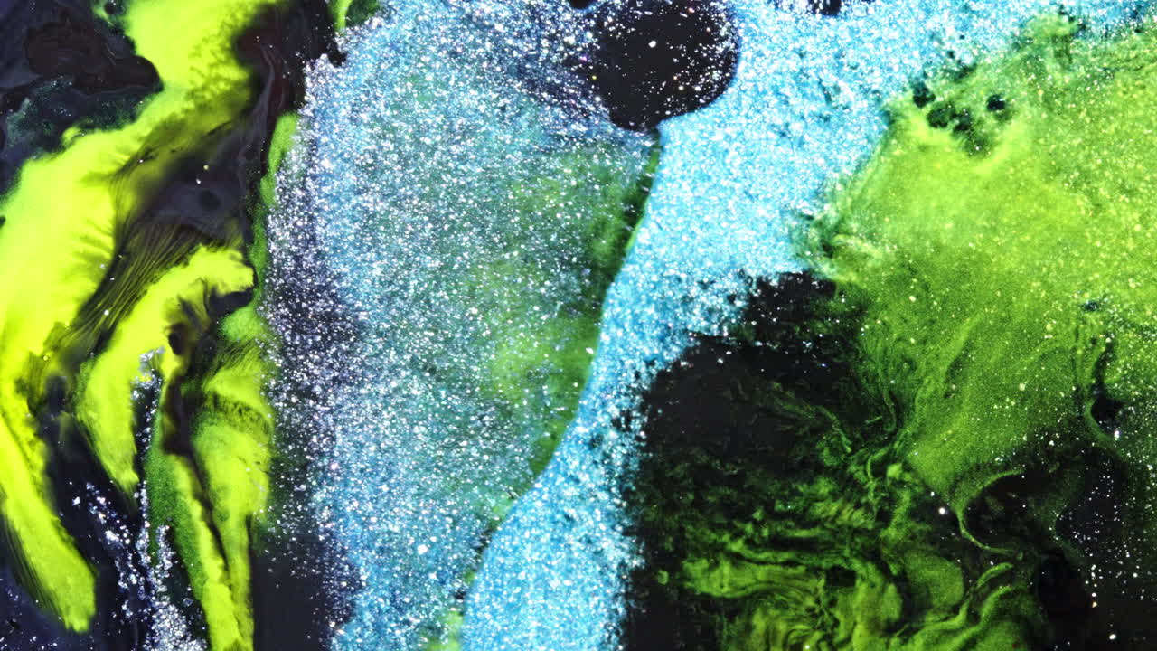 Abstrakte Textur einer glitzernden blauen und grünen Flüssigkeit in Bewegung, Makroaufnahme beim Mischen.