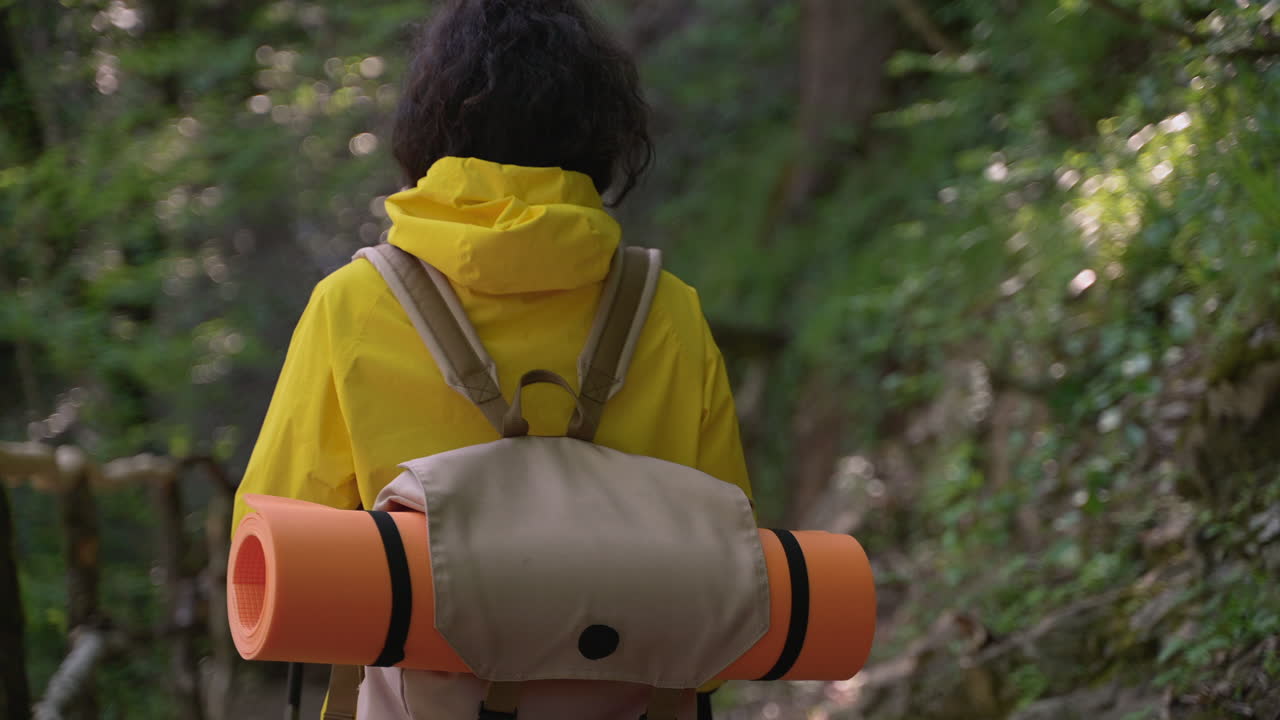 숲에서 산책하는 여자