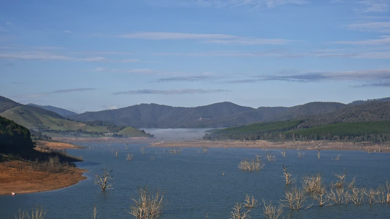 2019년 6월 2019년 6월 호주 빅토리아 주 맨스필드 근처의 에일돈 호수에서 안개가 사라지는 아침 시간 경과