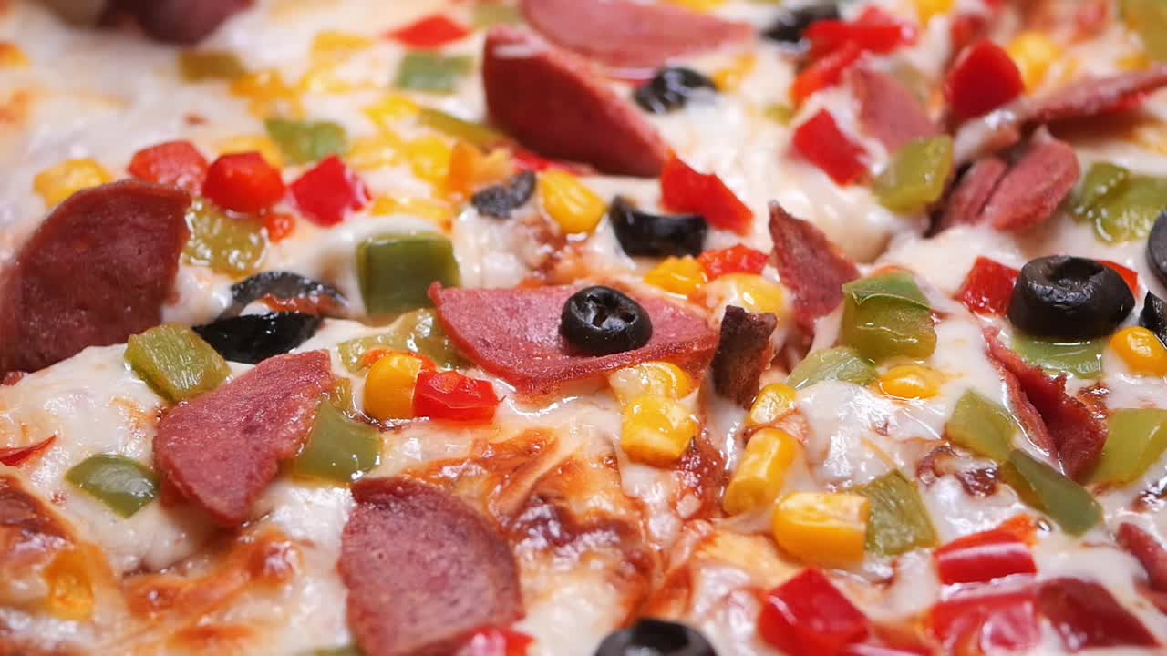 Primo piano di una deliziosa pizza con vari condimenti