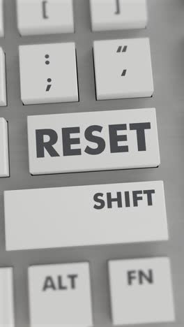 presión del botón de restablecimiento en el teclado vídeo vertical