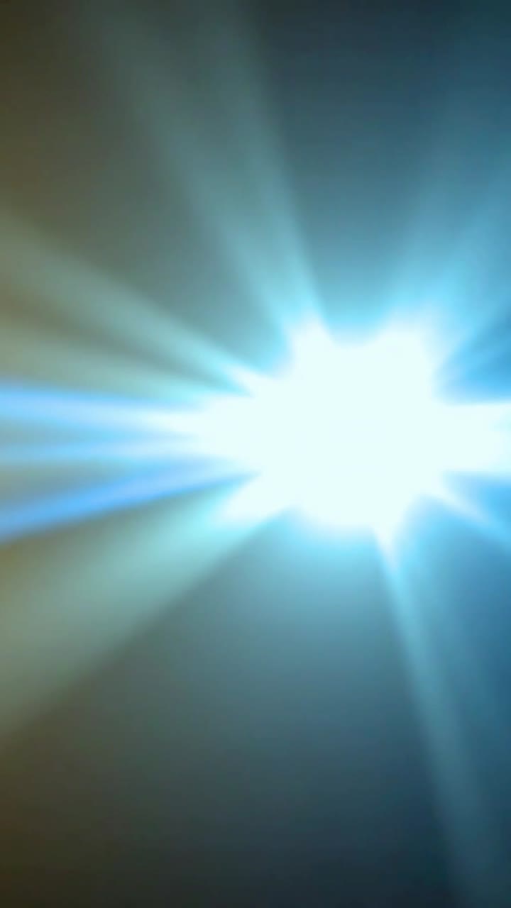 Rayo de luz azul dinámico cruzando un fondo abstracto oscuro
