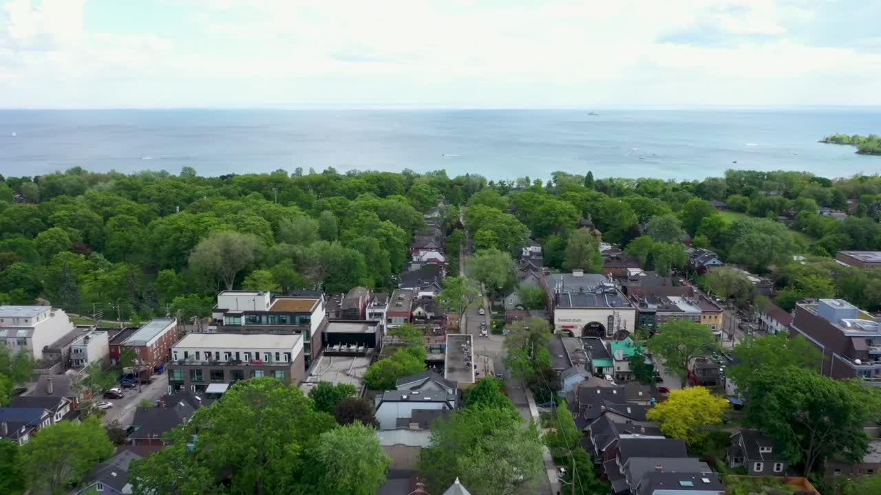 토론토 주택 위를 지나 온타리오 호수를 향해 비행