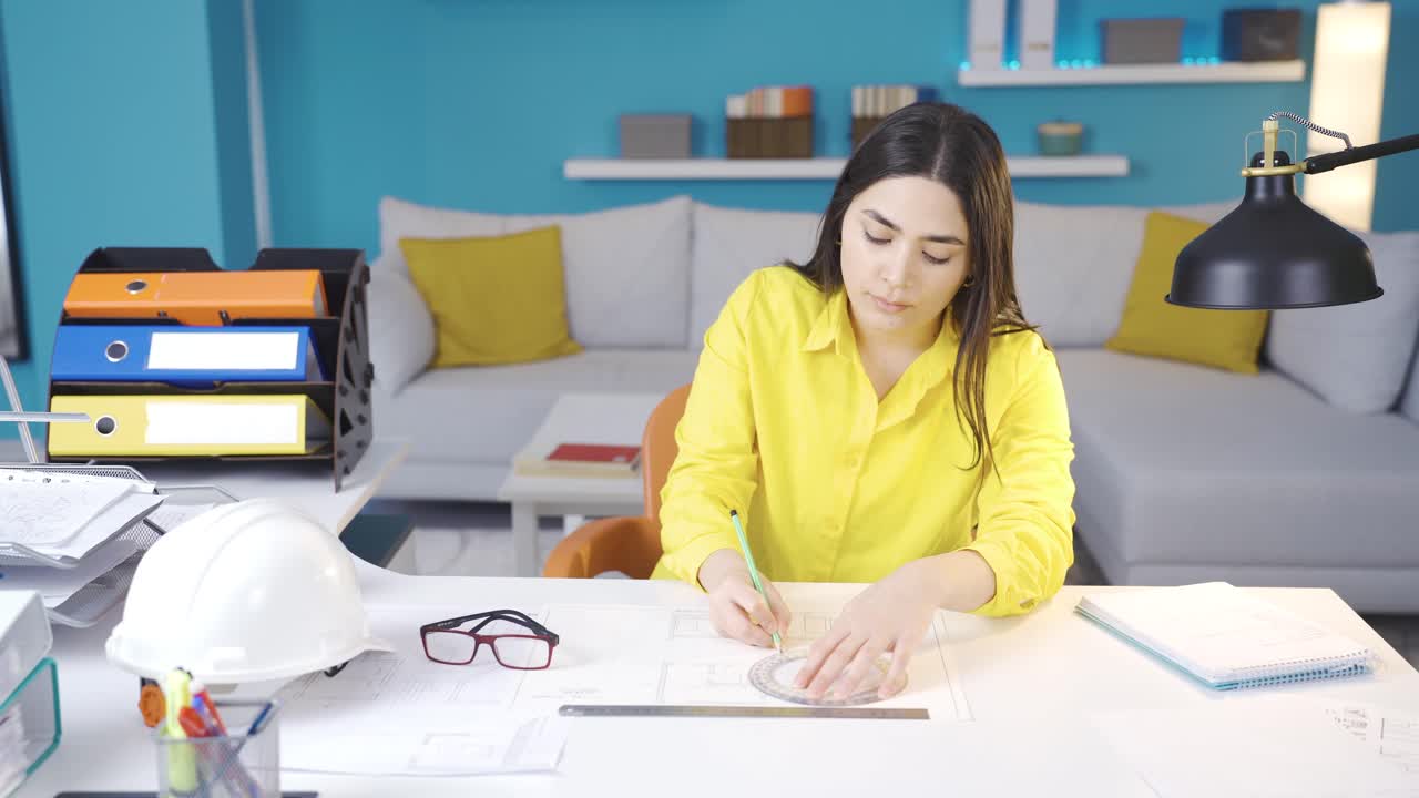 ingeniera que trabaja desde casa, haciendo dibujos de proyectos.