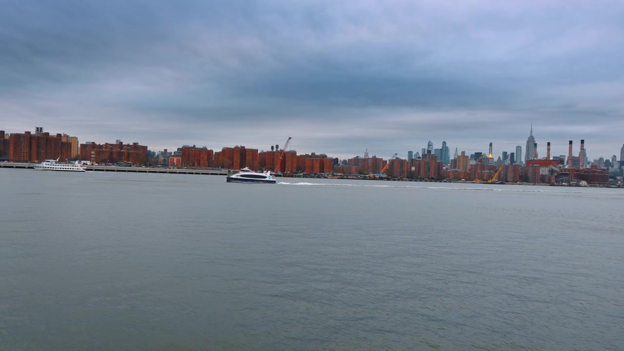 Skyline di Manhattan, fiume Hudson, traghetto, Williamsburg, cielo coperto. Skyline di Midtown Manhattan con l'Empire State Building visto dall'East River, traghetto di New York sull'acqua