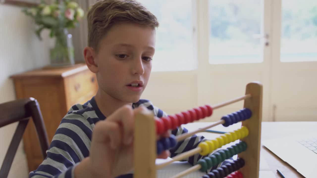 niño aprendiendo matemáticas en ábaco en la mesa en un hogar cómodo 4k
