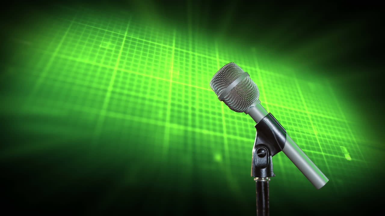 micrófono sobre fondo verde