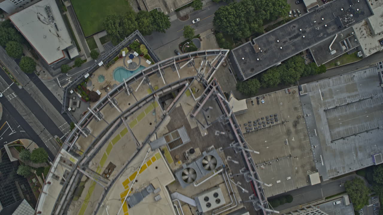 toma aérea de atlanta georgia v696 de una autopista transitada, estacionamiento y rascacielos - dji inspire 2, x7, 6k - agosto de 2020