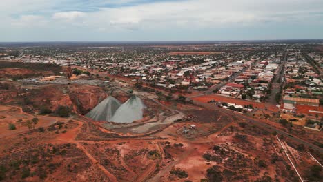 Toma-Aérea-De-La-Ciudad-De-Kalgoorlie-Boulder-En-Australia-Occidental-En-Un-Día-Nublado,-Ciudad-Minera-Australiana