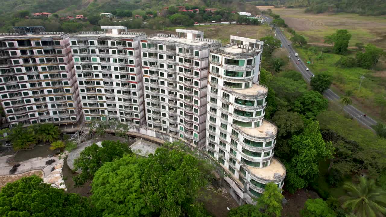 gran edificio abandonado parcialmente terminado en costa rica- rotación aérea a la izquierda