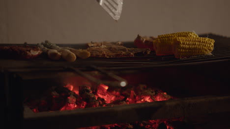 Barbacoa-Nocturna-Con-Verduras-Y-Carne-Asadas