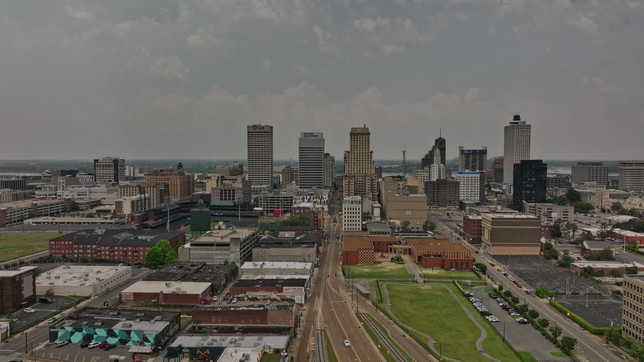 멤피스 테네시 항공 v47 시네마틱 리버스 플라이오버, 매디슨 애비뉴 바로 위를 날고 있는 드론은 낮에 시내 도시 경관과 도시 거리 전망을 캡처합니다. - 매빅 3 시네로 촬영 - 2022년 5월