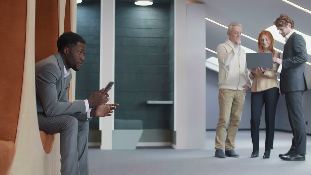 uomini d'affari multietnici nella sala del centro commerciale