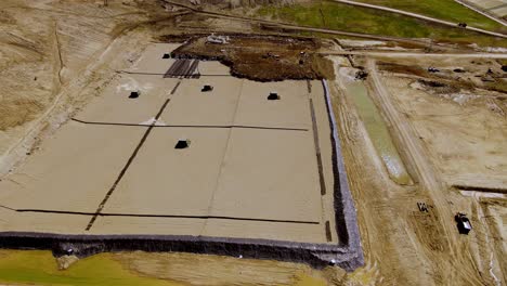 equipo pesado preparando la base para un vertedero, vista aérea de drones