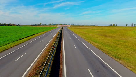 Draufsicht-Auf-Autos,-Die-Auf-Einer-Geraden-Straße-Fahren.-Autos-Bewegen-Sich-Auf-Der-Autobahn