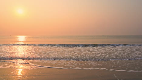 Atemberaubender-Goldener-Sonnenuntergang-über-Dem-Meer