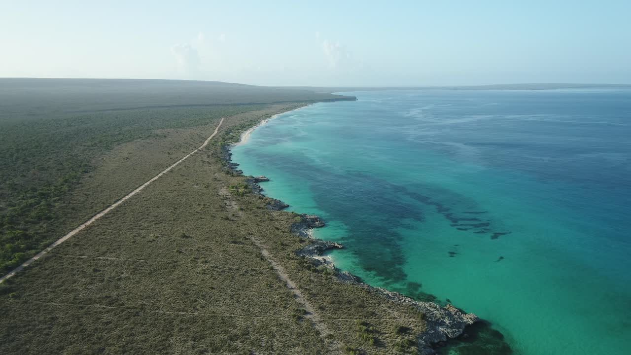 toma aerea con drone en cabo rojo pedernales con vista al parque nacional jaragua, aguas vírgenes y azul turquesa
