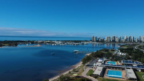 vista aérea que muestra las vías fluviales de la costa dorada de australia y la expansión urbana en un día despejado