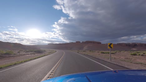 conduciendo a lo largo de la ruta estatal de utah 24 en el desierto de caineville - punto de vista del conductor