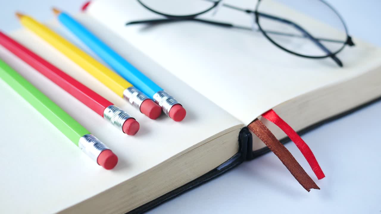 연필 과 안경 을 가진 노트북 을 열