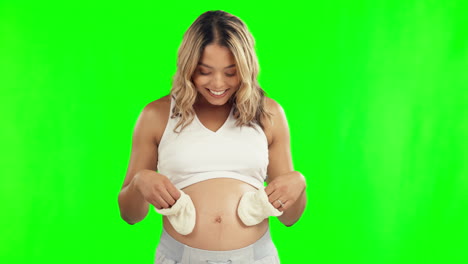 Calcetines-De-Bebé,-Jugando-Y-Mujer-Embarazada-En-Verde