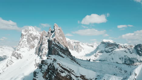 Cima-Irregular-De-Seceda-En-La-Vista-Aérea-Escénica-De-La-Nieve,-Dolomitas-Magníficas