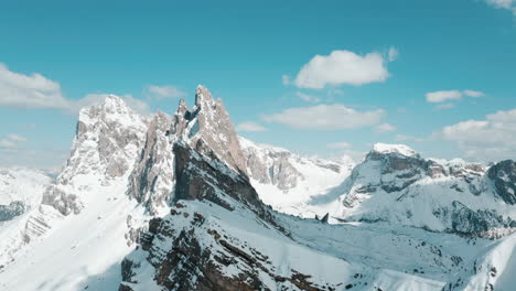 cima irregular de seceda en la vista aérea escénica de la nieve, dolomitas magníficas