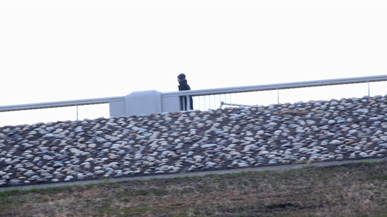 한 남자가 비탈길을 걷고 있다