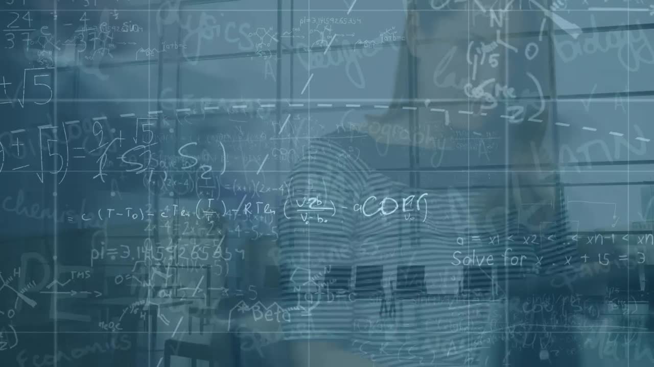 animación de fórmulas matemáticas en el lapso de tiempo con personas que caminan y mujer caucásica