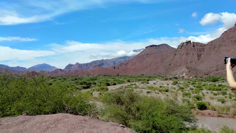 Eine-Frau-Mit-Einer-Kamera-Fotografiert-Die-Wunderschöne-Landschaft-Der-Region-Quebrada-De-Cafayate-In-Argentinien