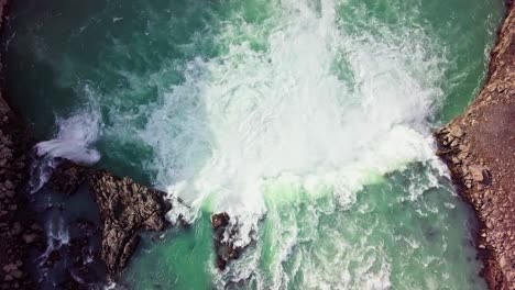 El-Río-Turquesa-Y-La-Amplia-Cascada-Brotan-En-Una-Piscina-Turbulenta-En-Islandia