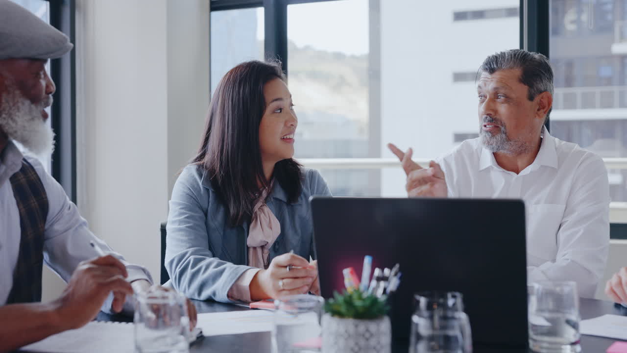 사업가, 노트북 또는 다양한 문서