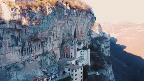 iglesia madonna della corona construida en una montaña rocosa