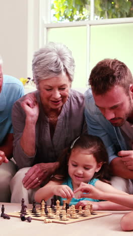 familia sonriente jugando al ajedrez