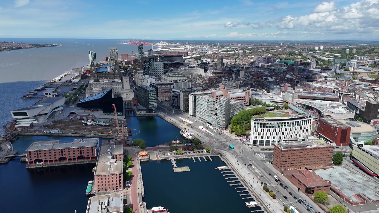 Lungomare di Liverpool, Regno Unito. Ripresa aerea con drone a bassa quota e cielo blu