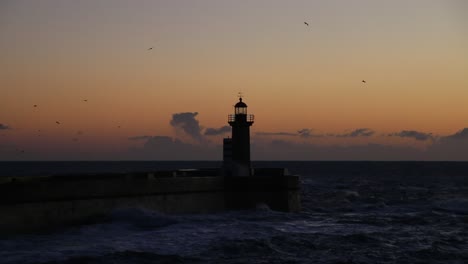 puesta de sol del faro en oporto, fuerte océano